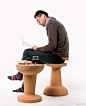 设计师 Kenyon Yeh 为台湾家具公司 COOIMA 制作的图钉软木椅子，萌萌哒外观，如果加上了图钉的一点钉子在中间，也许会更扎眼。