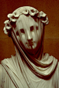 拉菲罗·蒙蒂（Raffaelle Monti） 19世纪雕塑家、作家兼诗人。 出生在米兰，1848年移民去伦敦。 创作了《A veiled Vestal Virgin》系列作品。