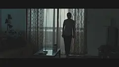 右侧留的墙面较多，加上人物靠右，所以在左侧加了几个小的黑色的小罩灯平衡画面