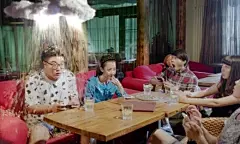 嘿，放开手机，小心瓜子雨！@广告门 - 洽洽 瓜子雨 : 女生寝室，“韩美美”没有理会凑近的室友，自顾自大玩手机，结果遭“雷劈雨淋”；某KTV，“林雷”既不唱歌也不聊天，只顾玩手机自拍，结果遭“雷劈雨淋”；一次小聚，“老李”不理朋友也不搭理媳妇儿，一心沉迷于手机，结果遭“雷劈雨淋”……这并非是耸人听闻的新闻事件，而是洽洽刚刚上线的三支创意TVC。&lt;br /&gt;
