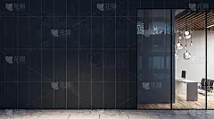 商业中心的夜景街景，深色的墙壁，现代的灯光和宽敞的礼堂