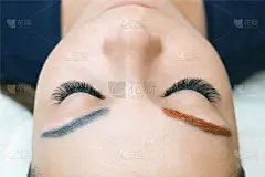 眉毛上重叠不成功的永久妆。给冷蓝色加上暖色调