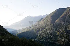 阿布鲁佐黎明时分的山脉，背景是巴雷亚湖。