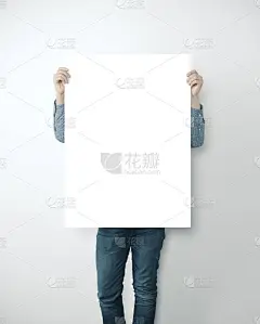 举着空白横幅的人。