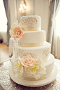 完美的婚礼蛋糕，十足的精致手工蕾丝让新娘尖叫