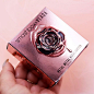 #JK资讯#  
Smashbox Cosmetics × Vlada Haggerty 联名Petal Metal系列高光   

共2个色号，各$39：
Rosemantic - 玫瑰金
Glided Rose - 香槟色
...展开全文c