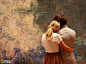 摄影师： Gilbert Sape   纽约现代艺术博物馆，一对夫妇正在欣赏莫奈的《睡莲》。


