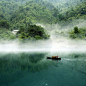 迷上中国风：一湾碧水一蓬船，一层白雾层层峦。一幢小居山下坐，一篙撑醒天外仙。