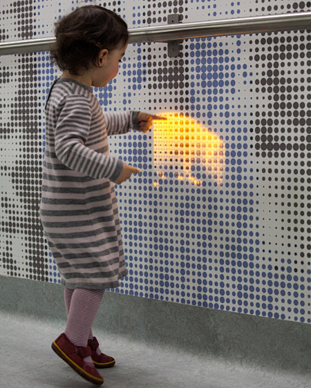 儿童医院里的互动LED墙
