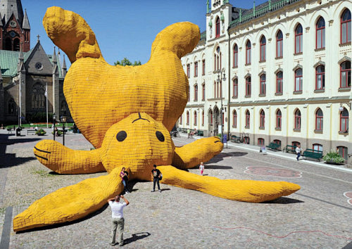 瑞典广场的巨型兔子 装置艺术探索城市角度