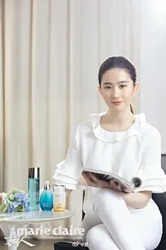 出道14年，刘天仙颜值始终在线，每次出场都能让颜控党全程“星星眼”。《三生三世十里桃花》上映前夕，嘉人邀请刘亦菲拍摄时尚大片，趁着工作的间隙嘉姐突击了茜茜的化妆间，原来她维持颜值在线的秘密就是温碧泉1号水，仿佛让肌肤瞬间 “喝饱水”。想要拥有茜茜同款，618上京东温碧泉旗舰店，每满199减 ​​​​...展开全文c