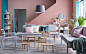 在粉色的背景中打造具有现代感的客厅，摆放 YPPERLIG 伊波利 Orrsta 欧斯塔 浅灰色沙发床和一系列 YPPERLIG 伊波利 山毛榉木套桌。