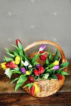鲜花背景，贺卡，收获，mocap问候母亲节，国际妇女节:花篮彩色郁金香在木背景，copyspace