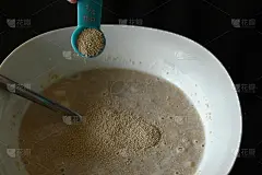 将干酵母加入优选板中