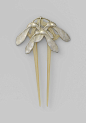 Art Nouveau（新艺术）艺术家Lucien Gaillard的首饰作品。Lucien Gaillard习惯使用宝石和珐琅塑造昆虫动物的眼睛和植物，珐琅的半透明质感加上宝石的闪耀让这些珠宝变的与众不同。新艺术运动的艺术家对自然事物的处理，是对自然的美化，他们忠实的遵从自然事物的形态，让不起眼的小生命放出了光彩。