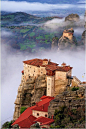 空中之城——希腊的Meteora，希腊最美三个地方之一， 15世纪为了躲避土耳其士兵的杀戮，希腊东正教徒们逃进Kalambaka山里，在悬崖边而建造了24座修道院，现在只留存了7座，有6座是对外开放的。