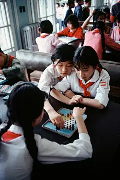 1980年，中国的儿童们。 : 昨天是六一儿童节，自媒体账号稗官野记，发布了一组1980年中国儿童的老照片。戳图感受↓ 骑脚蹬车、拉手风琴、玩跳棋.....单纯、美好的童年生活勾起了人们无尽的回忆。 看着这些老照片，除了感动，也有调皮的网友在下边调侃： 37年了，这些祖国的花朵现在都是叔叔阿姨了