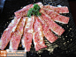 @我们的日式烧肉屋 的#牛横膜# ：这个不是雪花牛肉，但是也是肥瘦相间，滋滋地烤着，一口咬在嘴里，牛油味香喷喷的