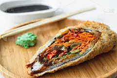 寿司和墨西哥卷饼的时髦混搭，命名为寿司卷饼。素菜炒蔬菜版。背景是芥末、酱油和吃筷子