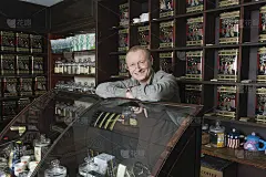 店家靠在陈列柜上