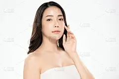 肖像美丽年轻的亚洲女人干净清新裸露的皮肤概念。亚洲女孩美容面部护肤和健康养生，面部护理，完美肌肤，自