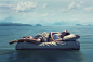 海面上漂浮的床垫和睡觉的美女高清图片