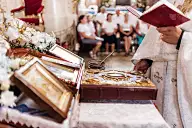 在教堂中供奉结婚戒指