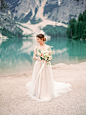 A breathtaking elopement shoot at Lake Braies in the Dolomites | Italy Elopement : Inspired by the breathtaking scenery of Lake Braies nested in between the dramatic mountain peaks of the Italian Dolomites, this dreamy editorial planned by Swiss wedding p