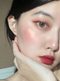 害羞的粉红色这块腮红是属于少女的娇羞呀 : lunasol 双色腮红02 红粉金闪+落日橘金 又仙又可爱～ 叠加在一起上脸 就是娇滴滴羞答答的金色偏光人鱼姬金粉色‍♀️ 粉嫩可爱是属于元气少女的害羞脸颊