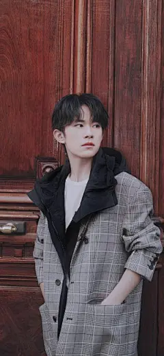 易烊千玺街拍青春时尚高清手机壁纸