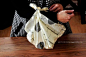 你有没有兴趣试一试这个超有创意的自制购物袋呢？样子跟我们小时候的包袱很像，不过却是购物的小神器哦！制作它超级简单。 #布艺# #DIY# #手工#