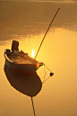 一叶孤舟，一抹夕阳，一支撑杆，一曲渔歌，一江暖水，一世人间。