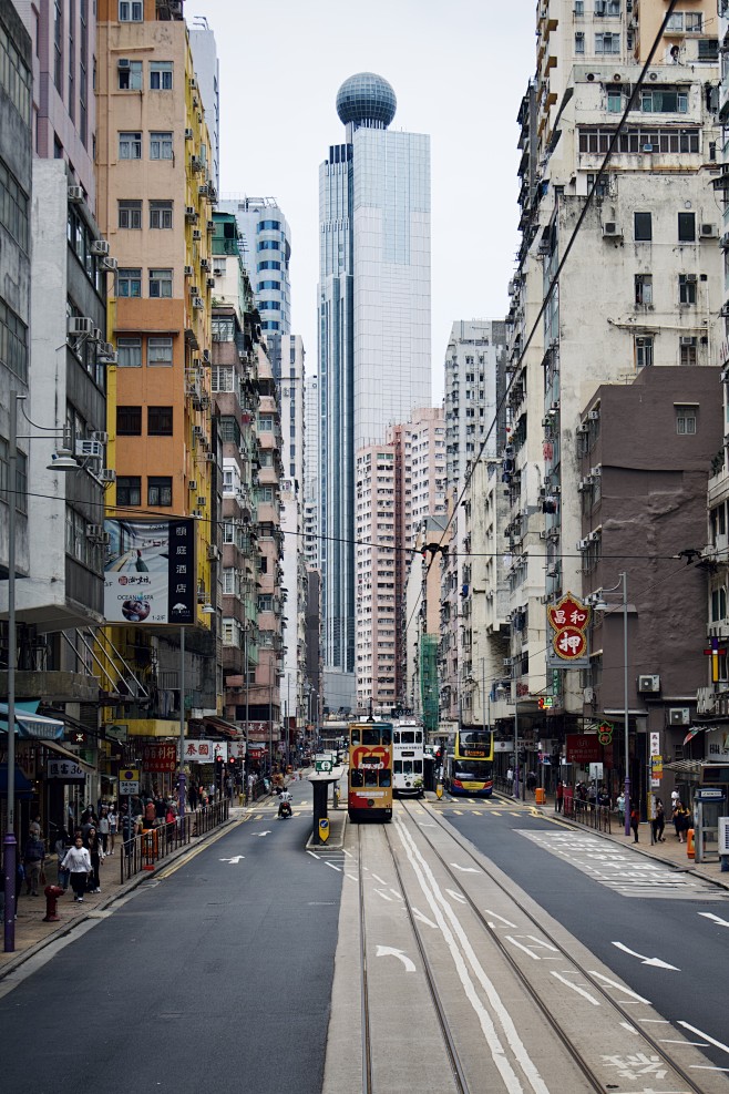 一条高楼林立的城市街道