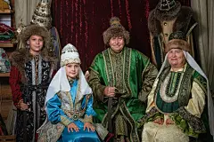 喀山鞑靼人在文化活动时穿的古风服饰，像从故事书插画里走出来的。男装是典型的北地风貌，女子的衣袍其实是近代流行的款式，但高尖帽子据说是对祖先保加尔人的纪念。 ​​​3