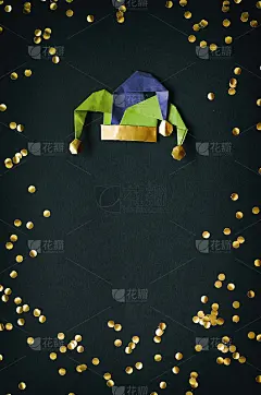 金色的五彩纸屑，小丑化装帽。愚人节节日装饰明信片，问候，邀请卡，横幅模板。空的空间,copyspac