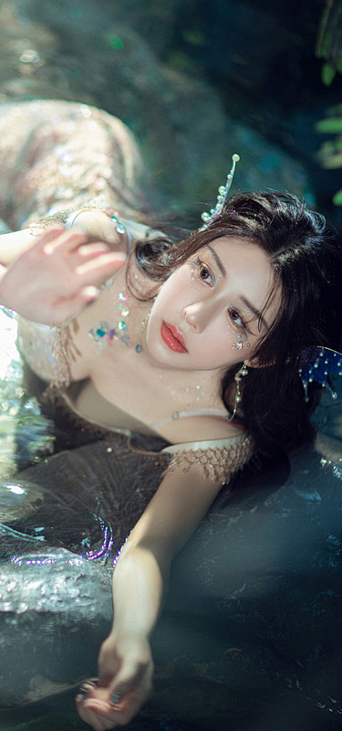高清躺着水边美少女_人像_颇可,POCO...