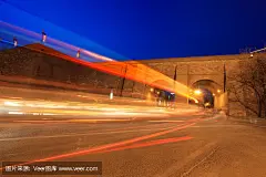 轻轨穿过古城墙
light trails through the ancient city wall