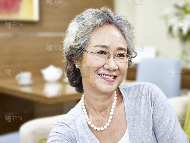 高雅,老年女人,注视镜头,平衡折角灯,6...