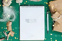 绿色背景下的圣诞布局生态包装