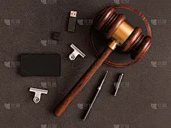 法官的木槌，名片在皮革衬底上。三维演示
