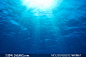 强光照耀下的水底世界摄影高清图片