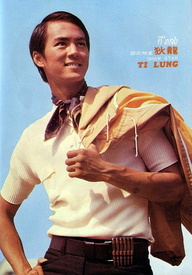 狄龙威武帅气，一向以硬汉形象示人，是武侠电影中的美男子，深得观众的青睐，并且与李小龙、梁小龙、成龙并称“香港四小龙”。 #明星# #电影#