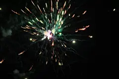 点燃爆炸爆竹新年快乐年味壁纸燃放喜庆开心图片春节烟花火光欢乐素材热闹高清农村818A9933 – 饿狐背景网站-微距高清设计素材免费图片下载海报壁纸摄影背景素材，背景图，背景墙，背景板，背景图片，背景纹理，背景板设计，背景材质，背景大图