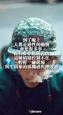 你有试过在凌晨的街头，一个人漫无目的的沿着人行道一直一直的走吗？有年轻好惹事的飞车党把大马力的摩托车开的飞快的从你身边驶过，那种刺耳的马达声像光一样从你耳旁擦过。红色的尾灯像丝线一样在空气里流动至远方。口哨声，欢笑声，都使凌晨时分最寂静的大街显得更为寂静，让孤单行走的你分外孤单。 

地上有树的影子，灯柱的影子，屋檐的影子，可是只有你自己的影子是永远陪伴你的。你走啊走，走的浑身都没力了，眼睛里没有光了，看不到任何希望，心里静极了，塞满了寂寞。