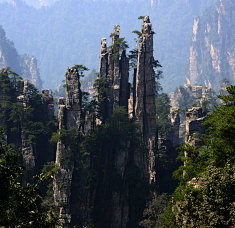 御笔峰，御笔峰位于天子山，几座细薄坚挺的...