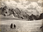 俄罗斯的高加索山脉，两名男子注视着前方的山峰。这幅照片由登山家和摄影师维托里奥-塞拉1896年前后拍摄。 #人文纪实# #风光#