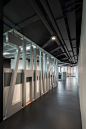 项目名称：深圳振业集团子公司办公室@筑龙网室内设计频道  
位置：广东 深圳
整体的办公空间以现代、简约的创意办公设计风格为主要基调,以“时尚”、“年轻”为主题。在电梯厅木质线条元素给空间增添了几分灵动和深邃;入口处白色石材接待台和白色玻璃墙,同灰白相间的地面构成的空间纯粹、干净。 ​​​​...展开全文c