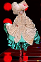 (27 条消息) 如何评价 John Galliano 在 Dior 时期的作品？ - 知乎 : 今天翻看了他10多年前的作品，从他的作品中看到了我个人特别喜欢的东方元素和民族元素，由此对他产生了强…
