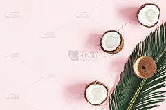 夏天组成。粉背景上有椰子和棕榈叶。夏天的概念。平铺，俯视图，拷贝空间