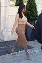 当地时间9月28日，金·卡戴珊 (Kim Kardashian) 前往巴黎的童装店为女儿“西北妹”都买衣物。